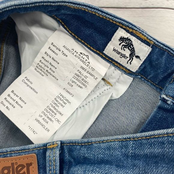 Wrangler Women’s Distressed High Rise Wide Leg Jeans Size  6 - Picture 5 of 8